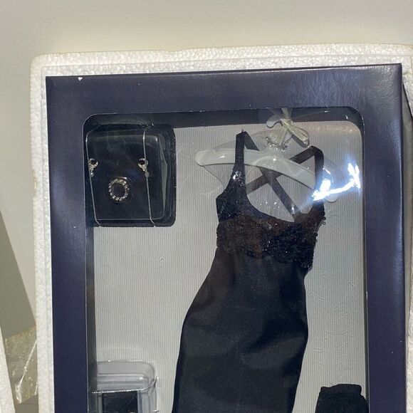 Franklin Mint Black Princess Diana Portrait Doll Sequined Gown & Accessories - Picture 5 of 5